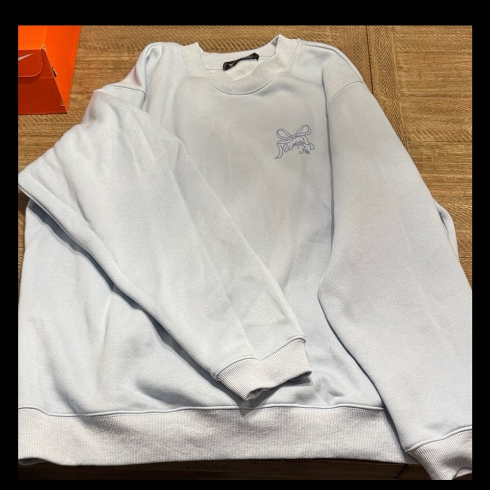 (2 Items) White Fox Boutique Light Blue Crewneck Sweatshirt & Short Set - Picture 4 of 10
